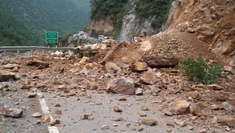 Debris fell from the mountain near one and a half Gharat of Solan.