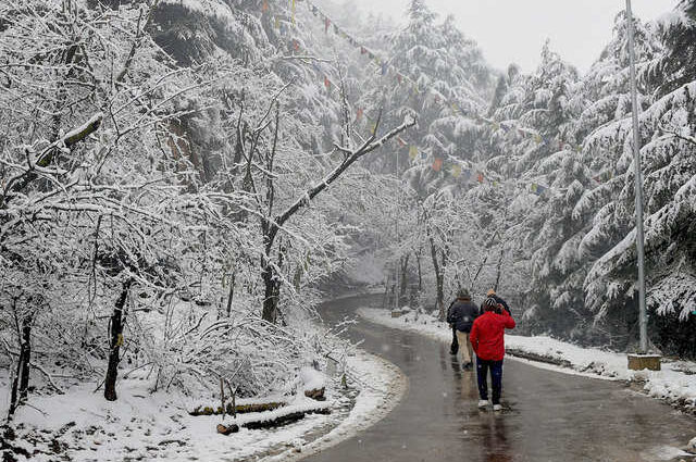 District administration tightens its waist to deal with snowfall, instructs all departments to prepare and be alert