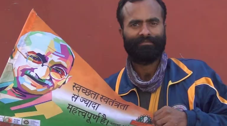 Mukesh of Madhya Pradesh came out to give the message of cleanliness to the country on a bicycle without informing the house