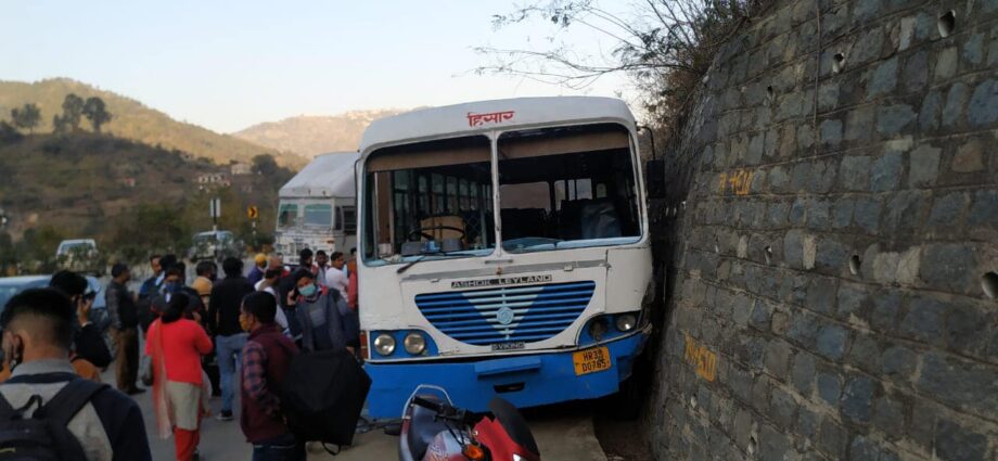 Driver fell from moving bus: Haryana Roadways bus accident near Jabli.