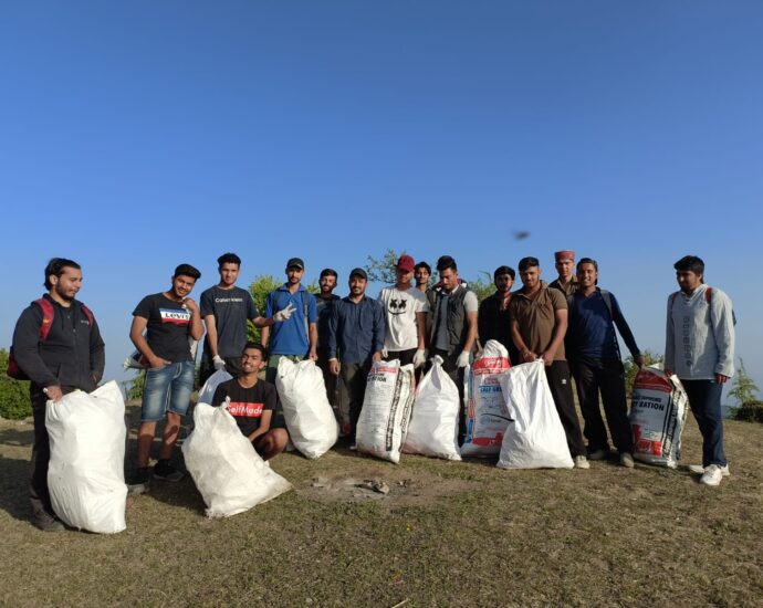 Bahra University Waknaghat and Sunrise Youth Club Basal took the initiative to make Himachal clean.