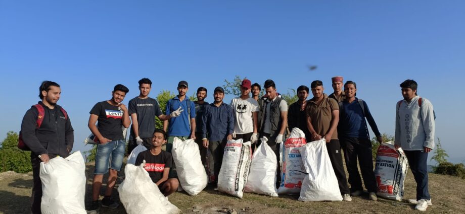 Bahra University Waknaghat and Sunrise Youth Club Basal took the initiative to make Himachal clean.