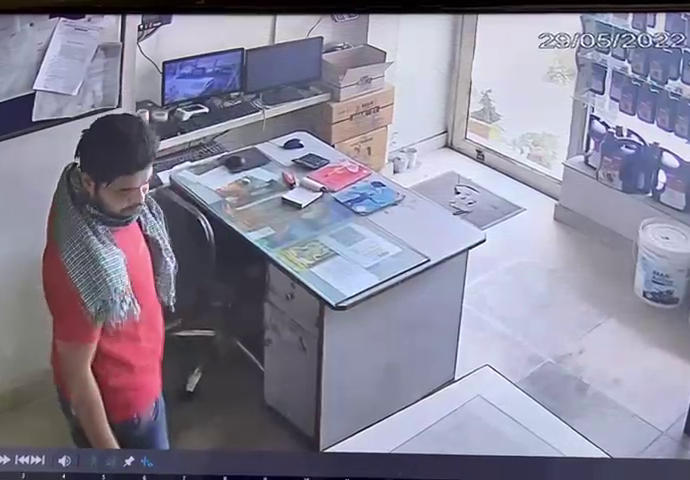 74,000 cash picked up from Solan Petrol Pump : Captured by CCTV camera
