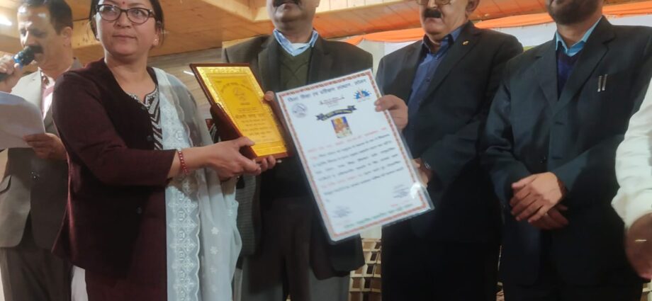 Snehlata got Matrushakti Abhaar Samman Award in Dharampur section